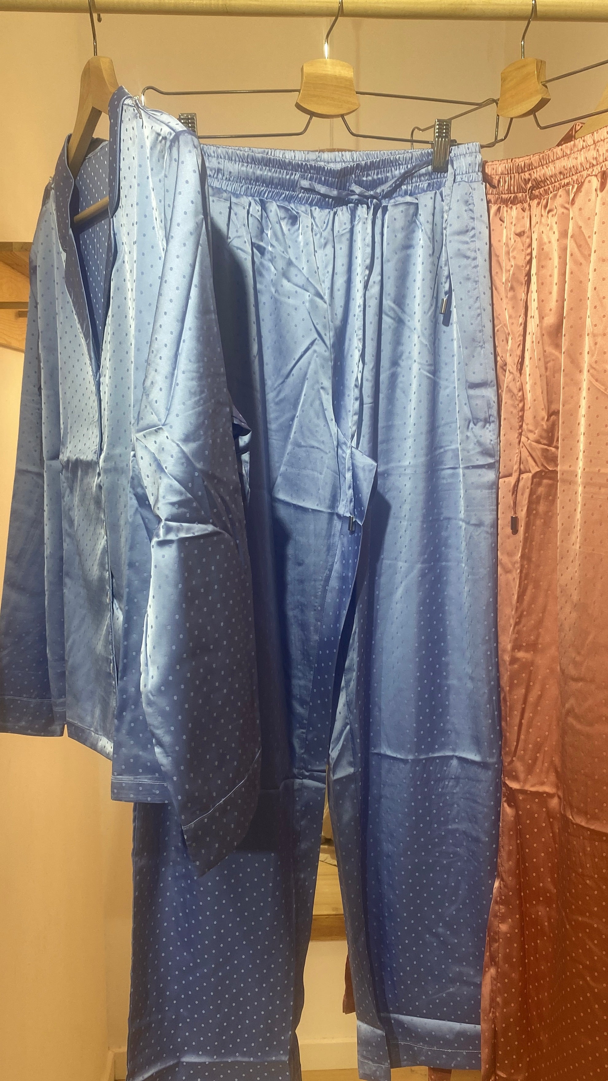 Conjunto pijama satén y plumetti